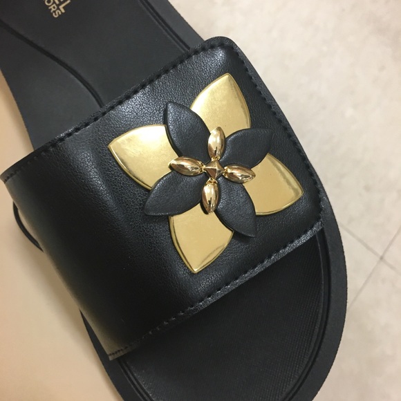 🖤Michael Kors Gold 🌺 Flip Flops 🖤 - Picture 10 of 11
